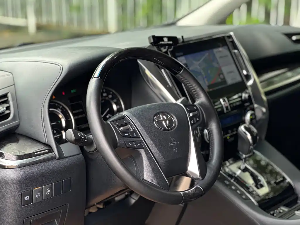Toyota Vellfire 2023 — фото 11
