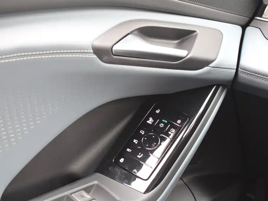 Audi Q6L e-tron 2025 — фото 13