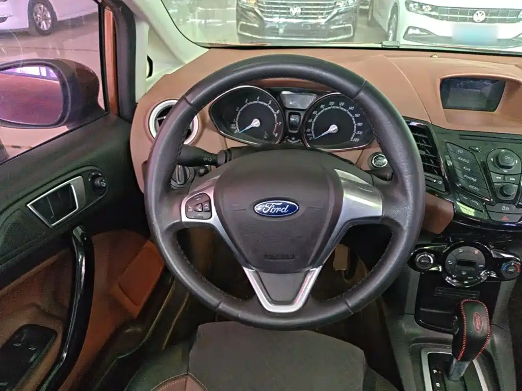 Ford Fiesta 2014 — фото 11