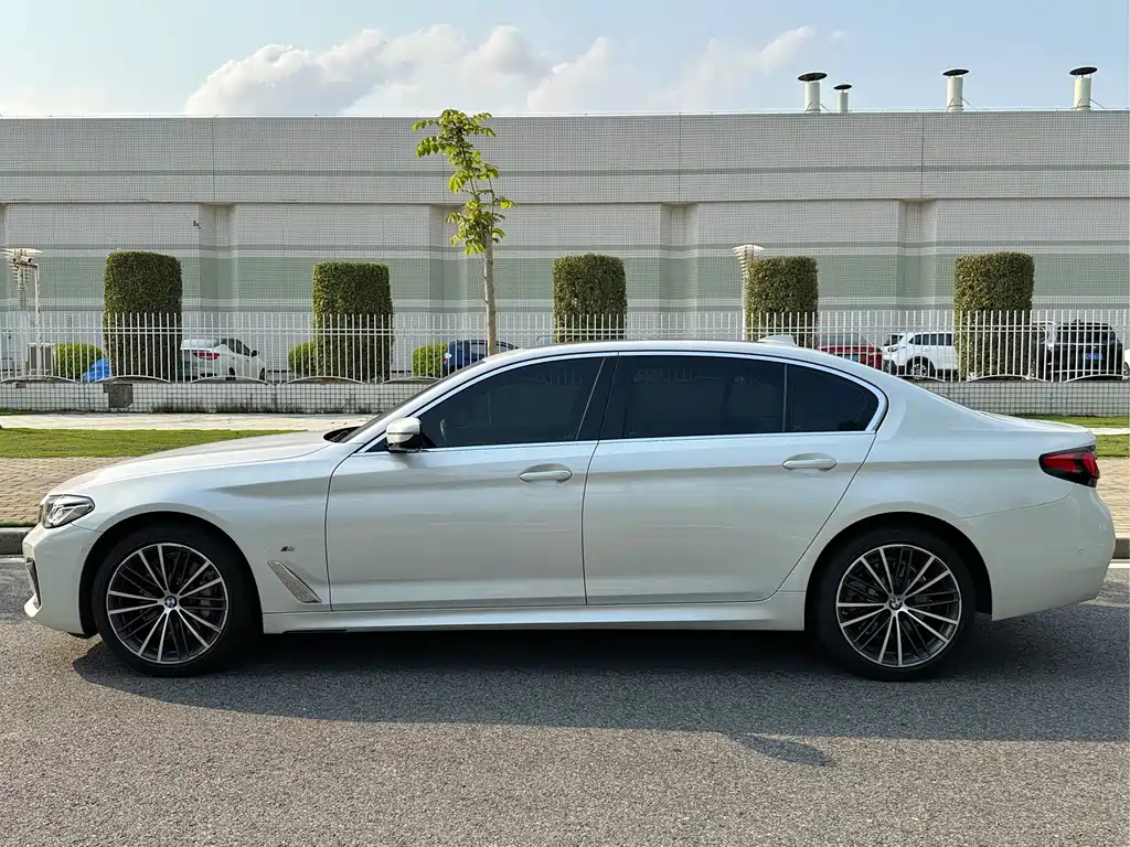 BMW 5 Series 2023 — фото 13