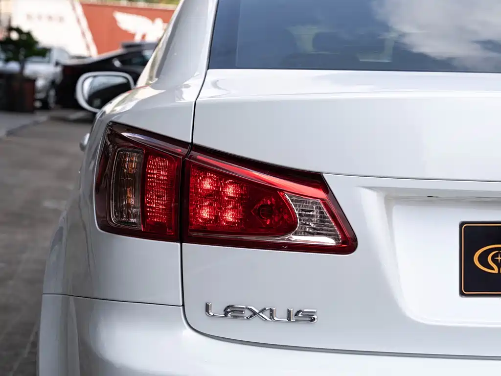 Lexus IS 2010 — фото 7