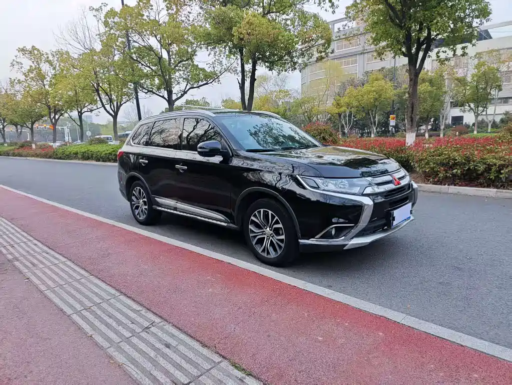 Mitsubishi Outlander 2018 — фото 3