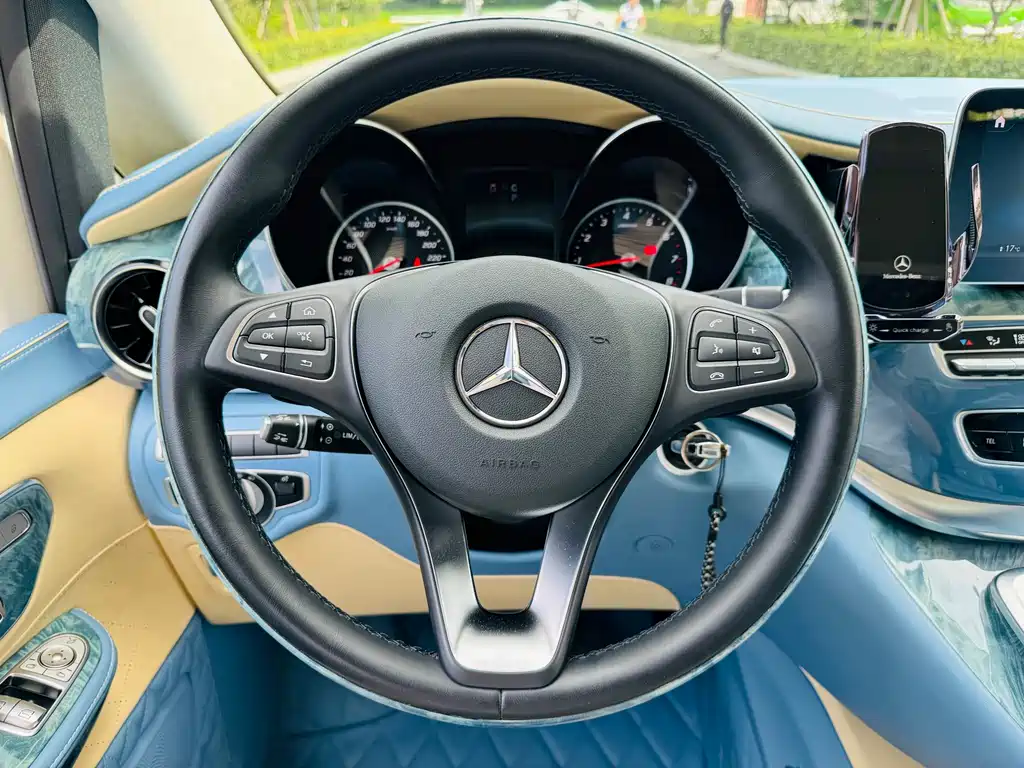 Mercedes-Benz V-Class 2023 — фото 11