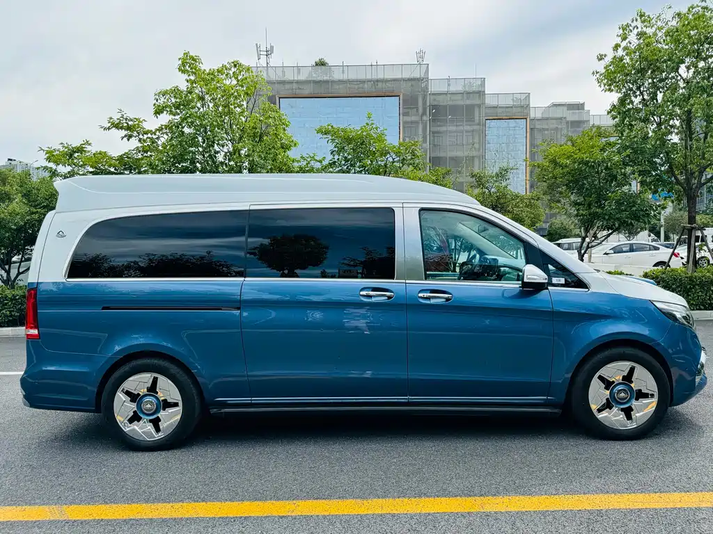 Mercedes-Benz V-Class 2023 — фото 13