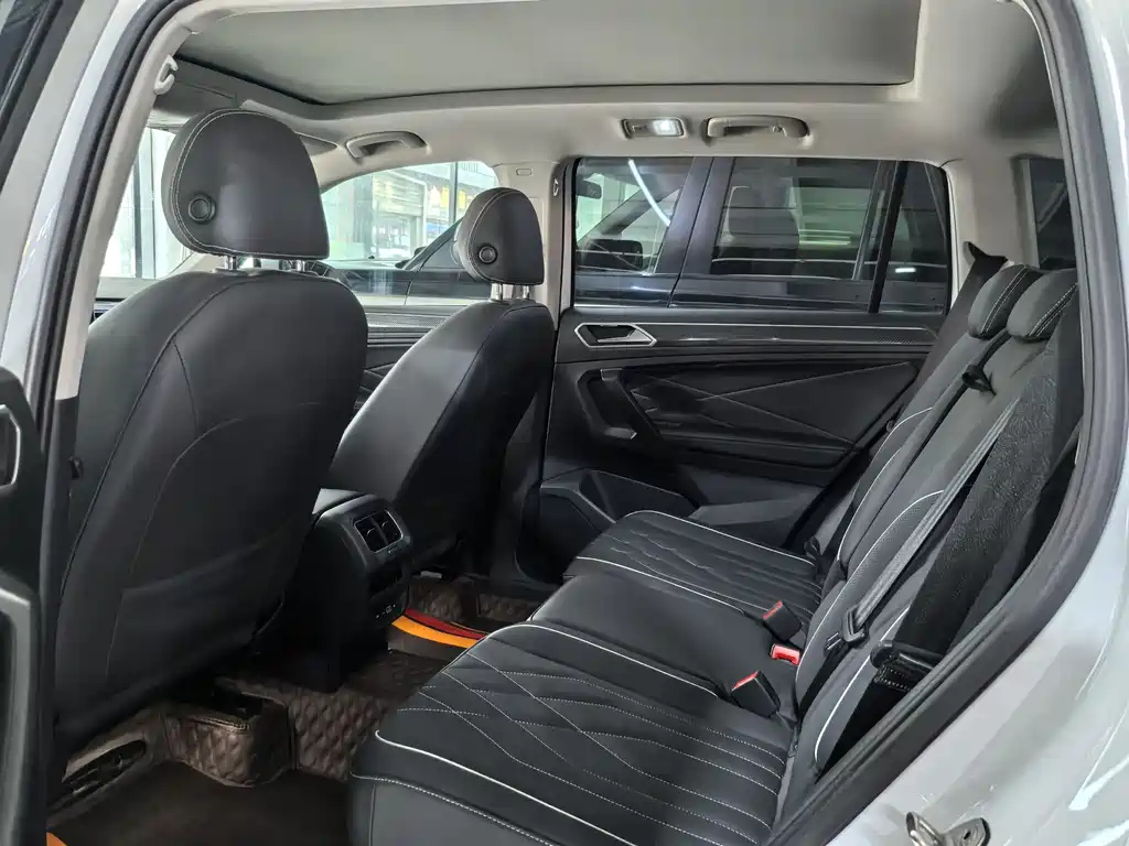 Volkswagen Tiguan L 2023 — фото 9