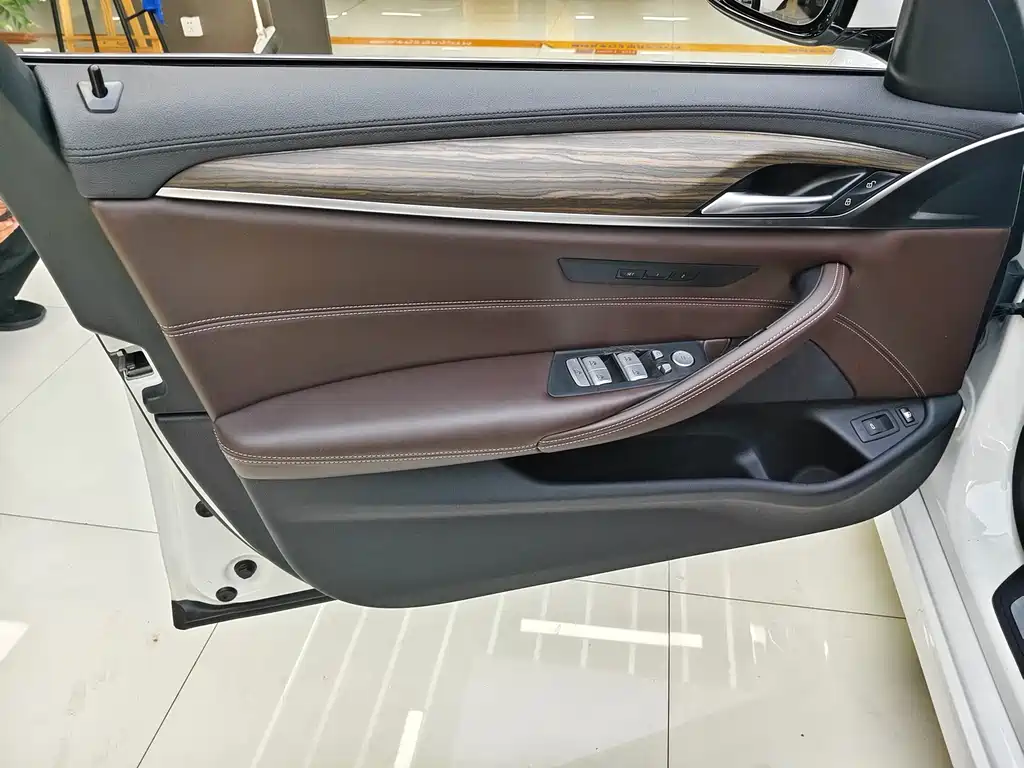 BMW 5 Series New Energy 2018 — фото 12