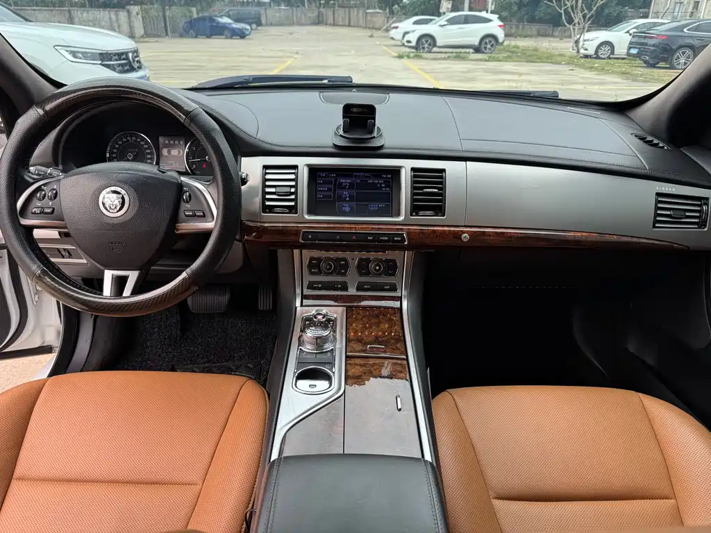 Jaguar XF 2013 — фото 11