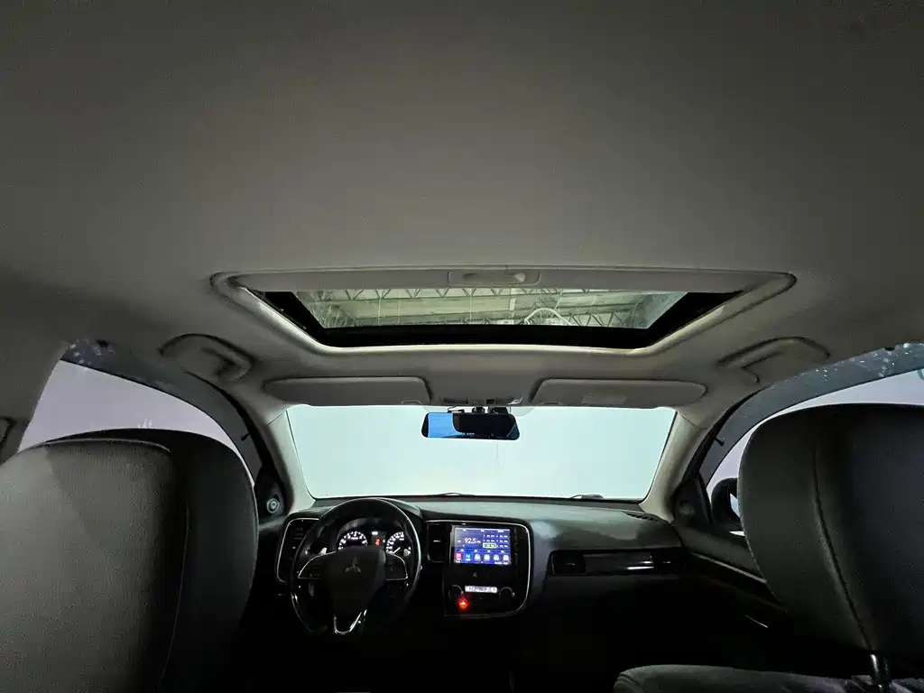 Mitsubishi Outlander 2017 — фото 29