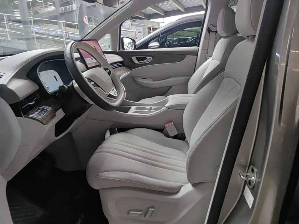 Roewe iMAX8 New Energy 2025 — фото 11