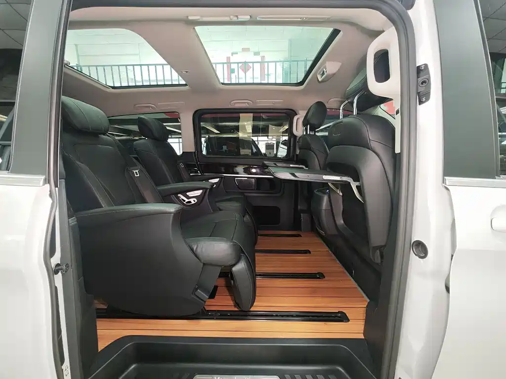 Mercedes-Benz V-Class 2018 — фото 10