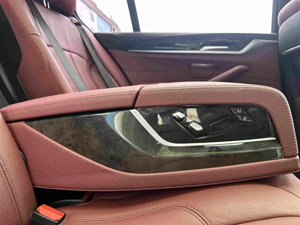 BMW 5 Series 2019 — фото 20