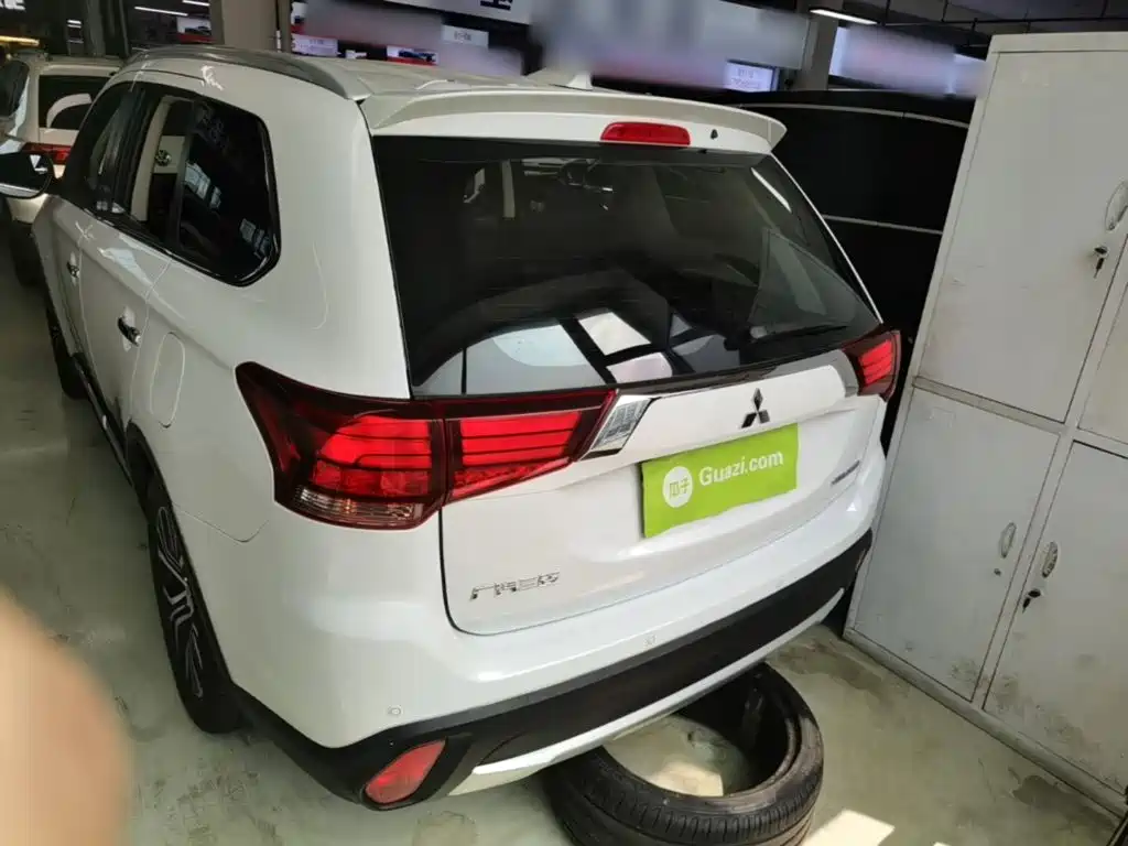 Mitsubishi Outlander 2018 — фото 6