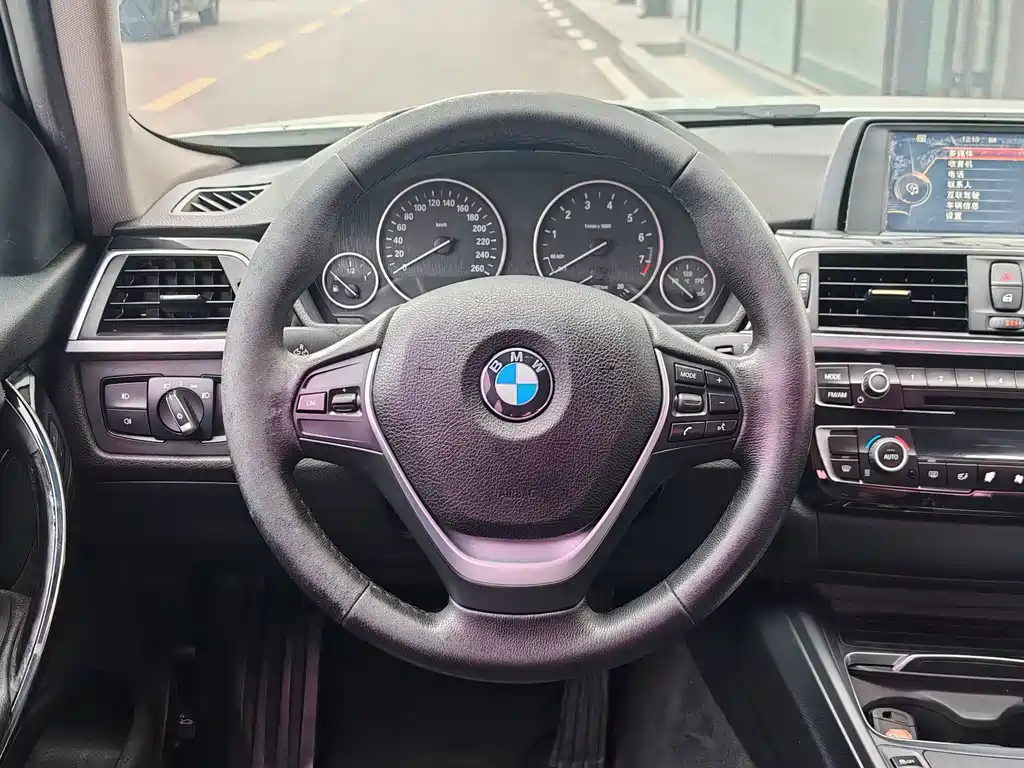BMW 3 Series 2017 — фото 23