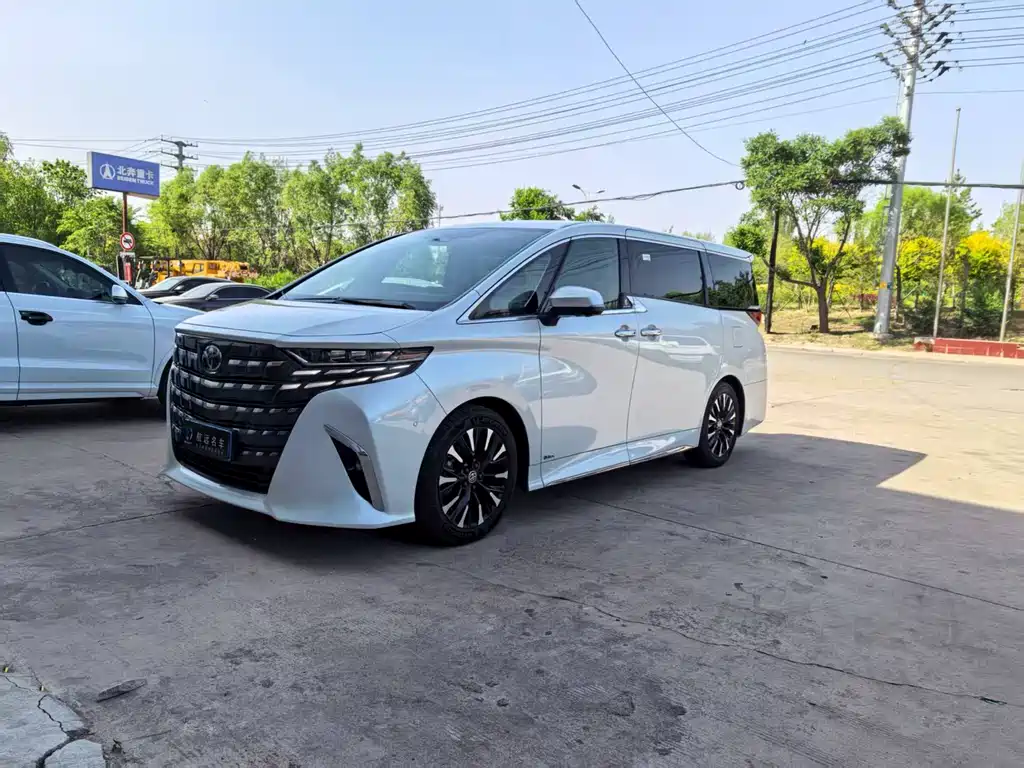 Toyota Alphard 2025 — фото 1
