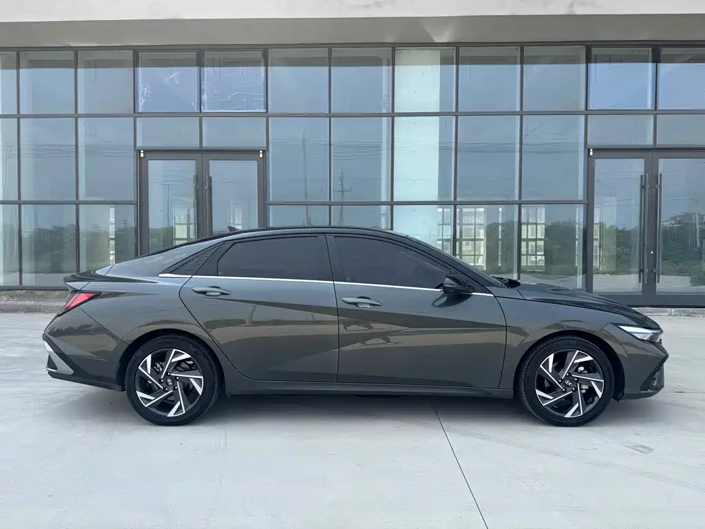 Hyundai Elantra 2023 — фото 10