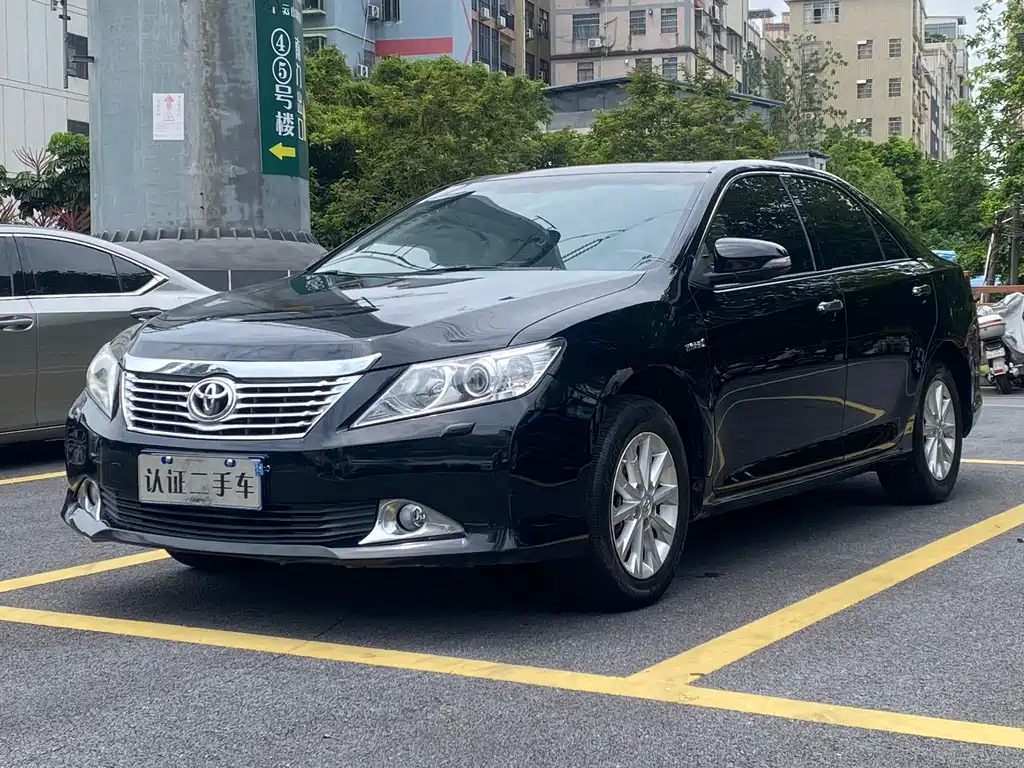 Toyota Camry 2014 — фото 1