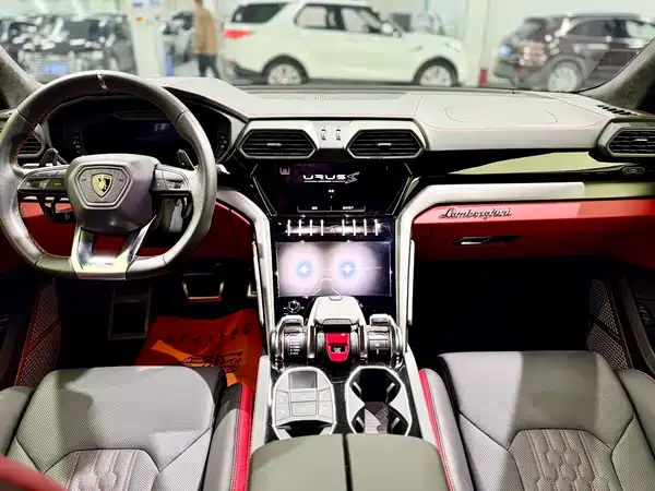 Lamborghini Urus 2024