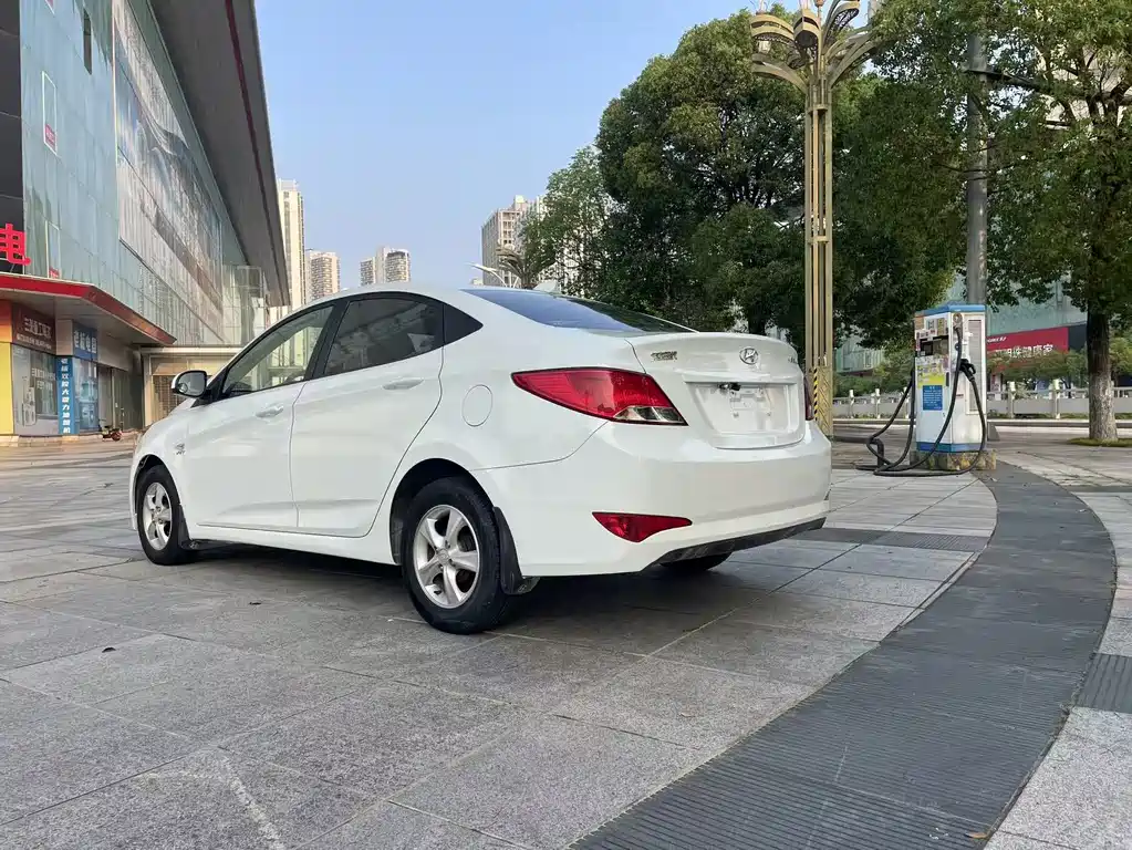 Hyundai Verna 2015 — фото 7