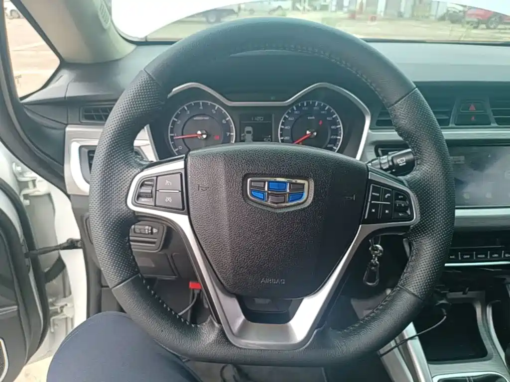 Geely Vision X3 2018 — фото 11