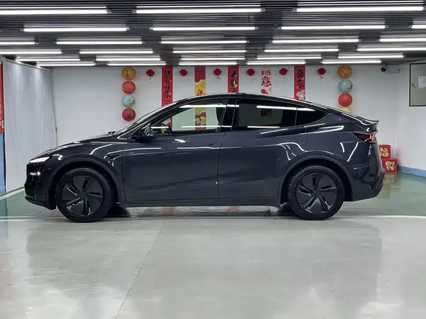Tesla Model Y 2025
