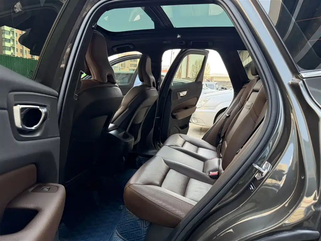 Volvo XC60 2021 — фото 17