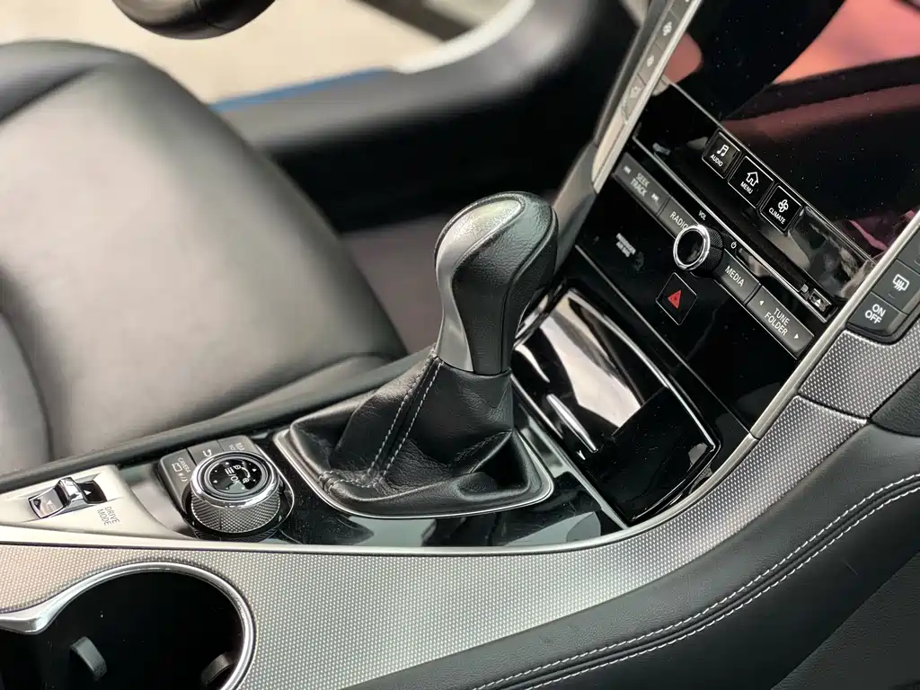 Infiniti Q50L 2017 — фото 10