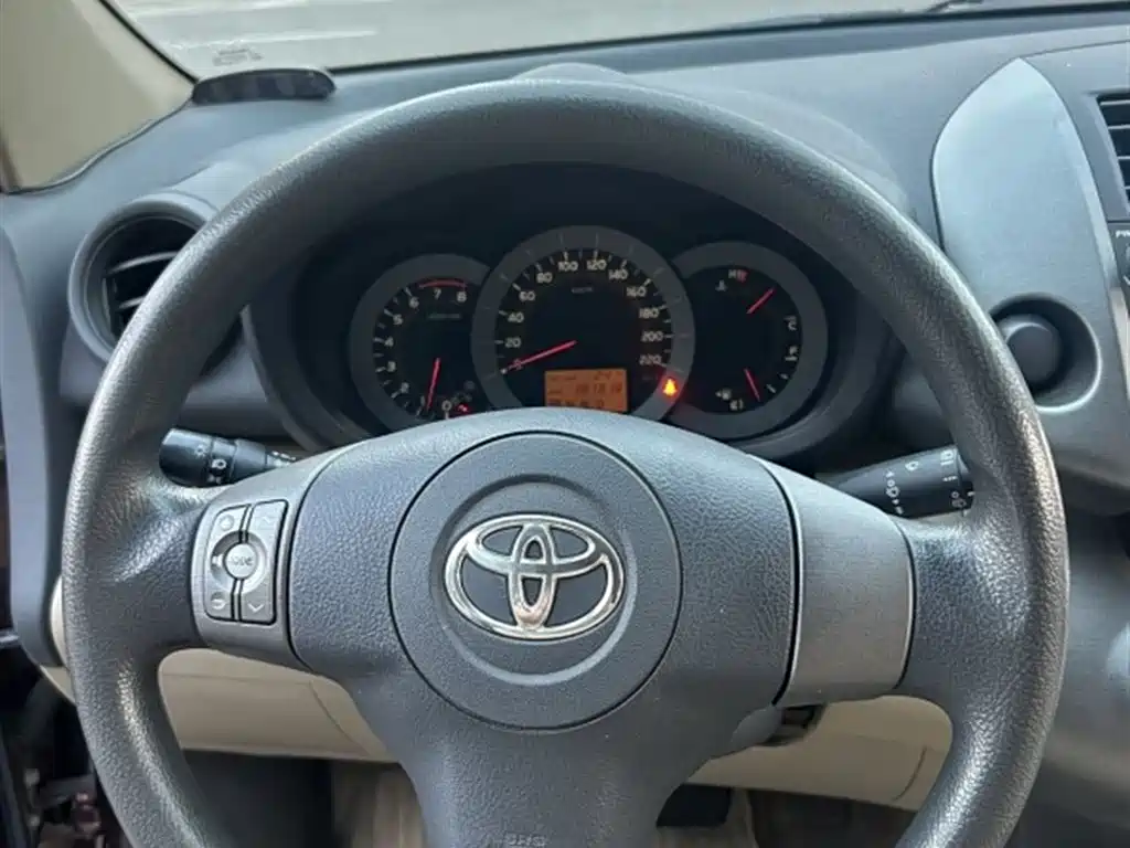 Toyota RAV4 2012 — фото 12