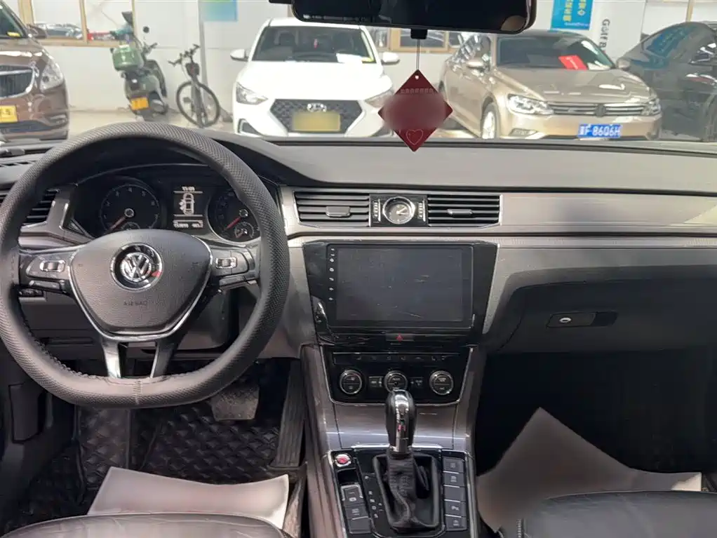 Volkswagen Passat 2017 — фото 15