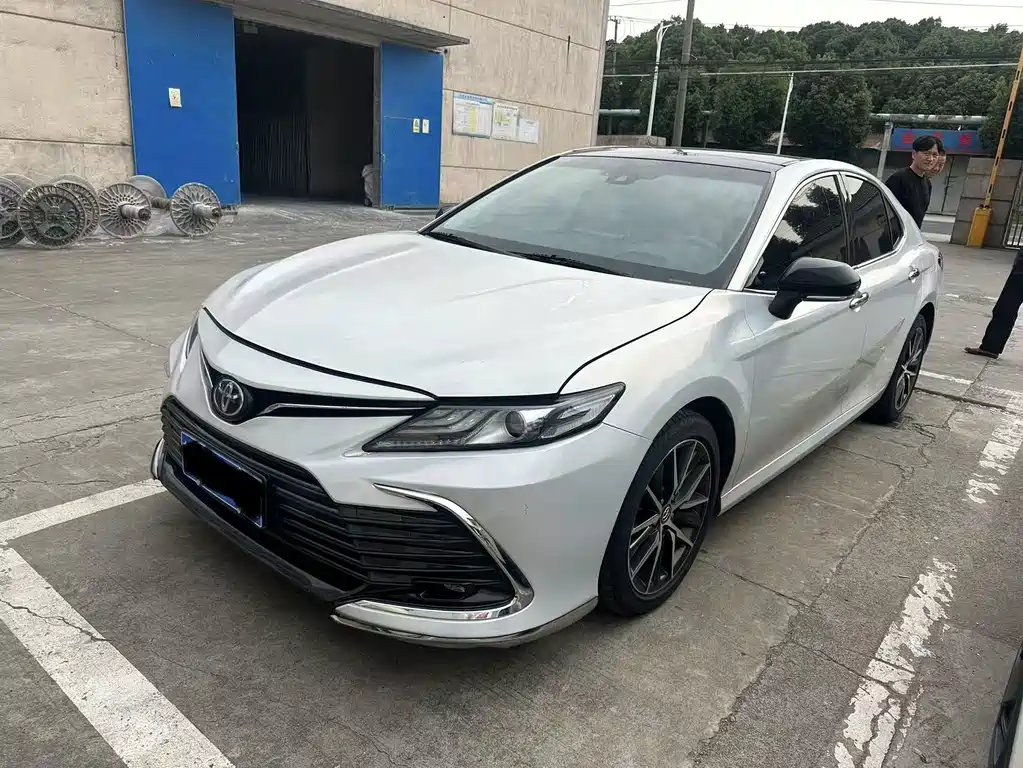 Toyota Camry 2022 — фото 1