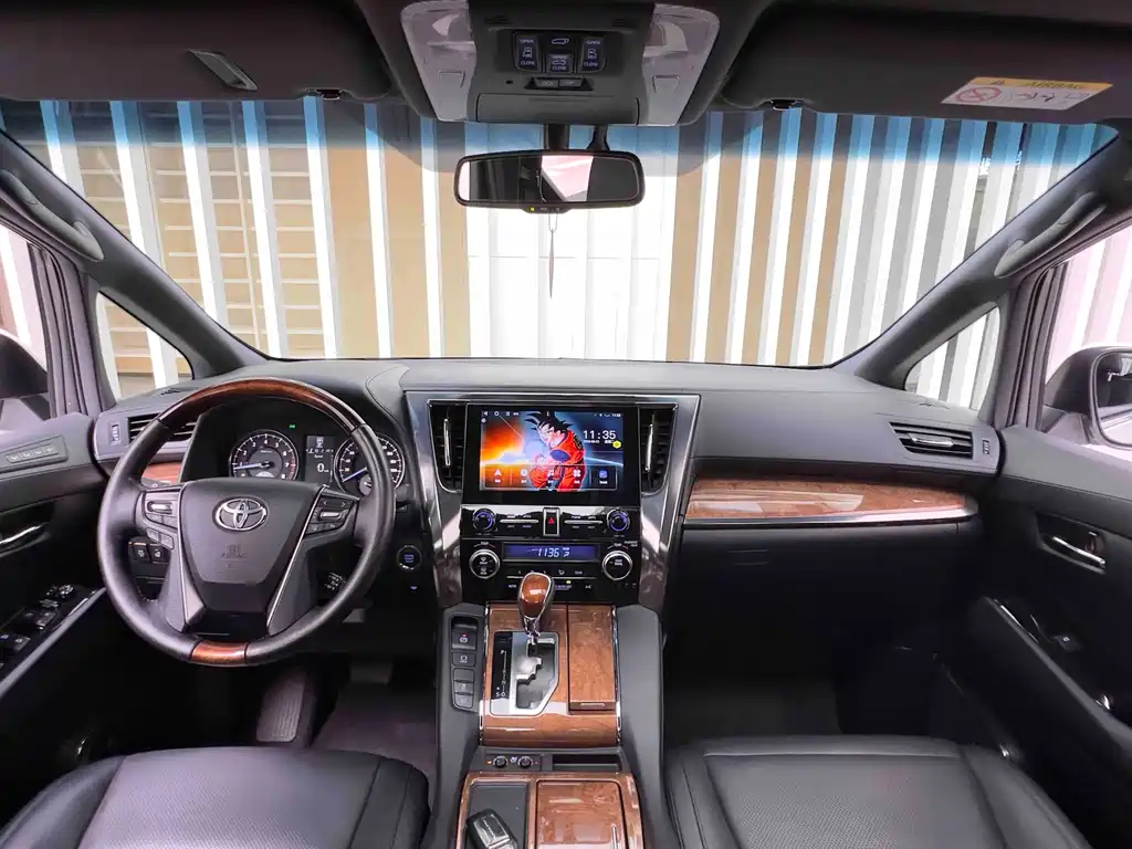 Toyota Alphard 2020 — фото 18