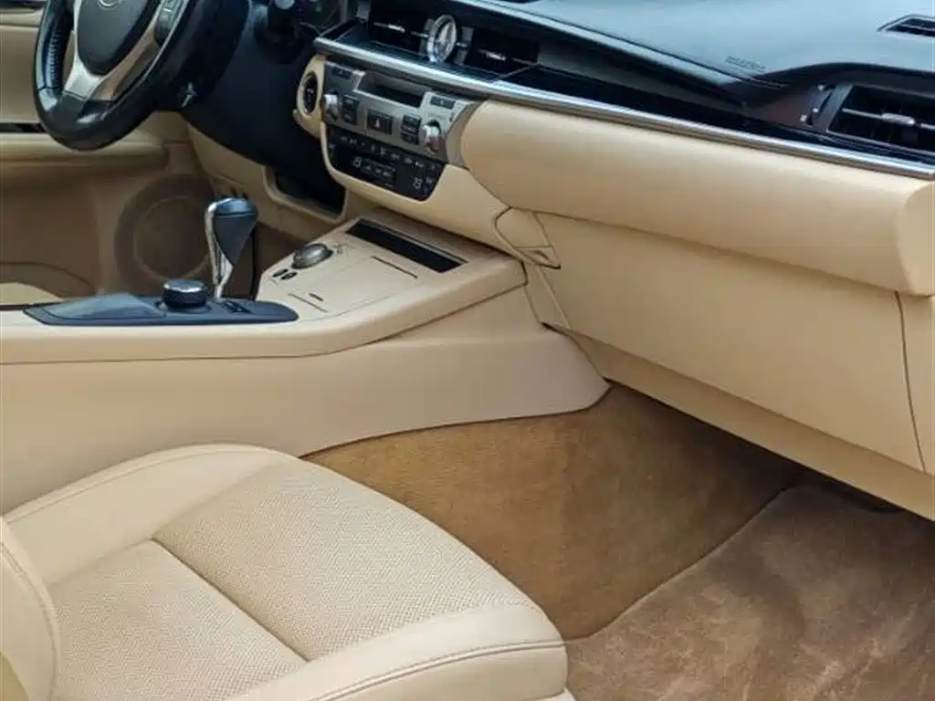 Lexus ES 2015 — фото 14
