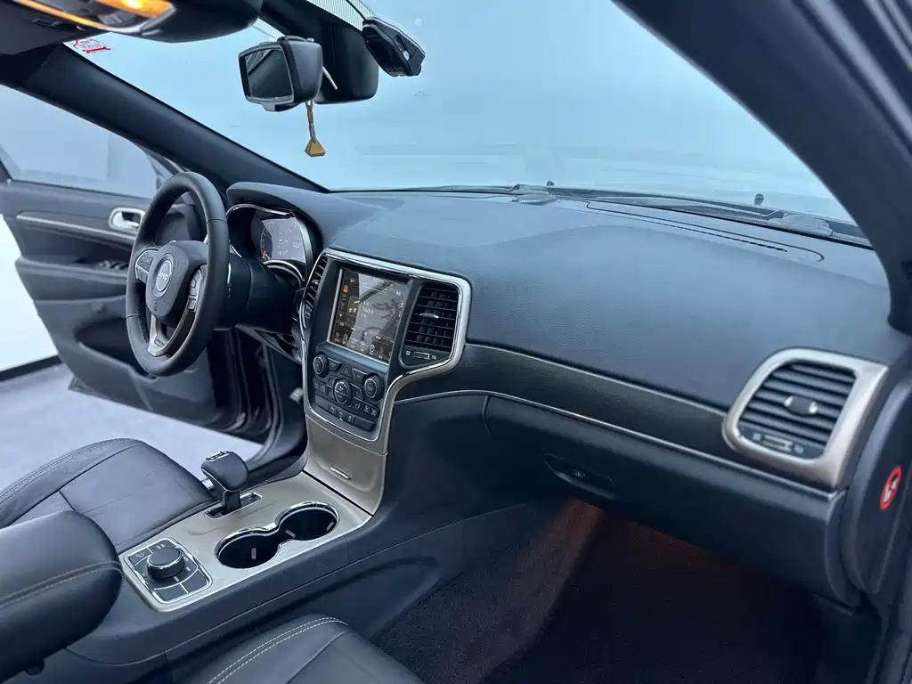 Jeep Grand Cherokee 2015 — фото 18