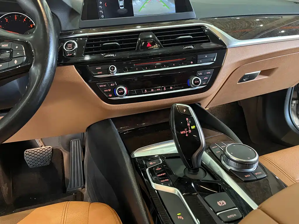 BMW 5 Series 2018 — фото 16