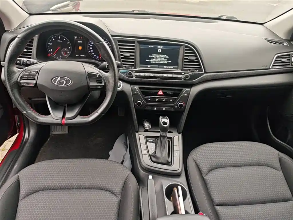 Hyundai Elantra 2018 — фото 10