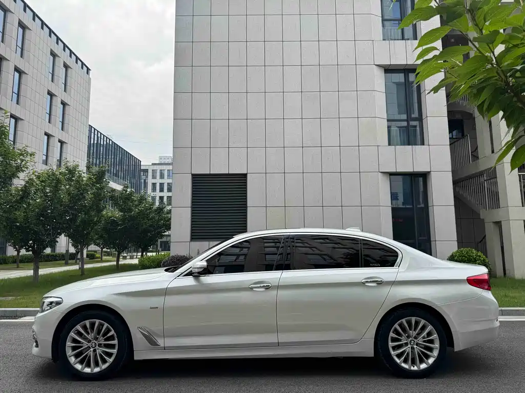 BMW 5 Series 2018 — фото 29