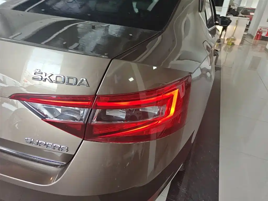 Skoda Superb 2015 — фото 8