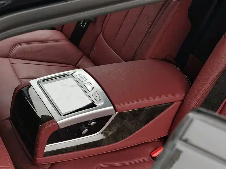 BMW 5 Series 2019 — фото 14
