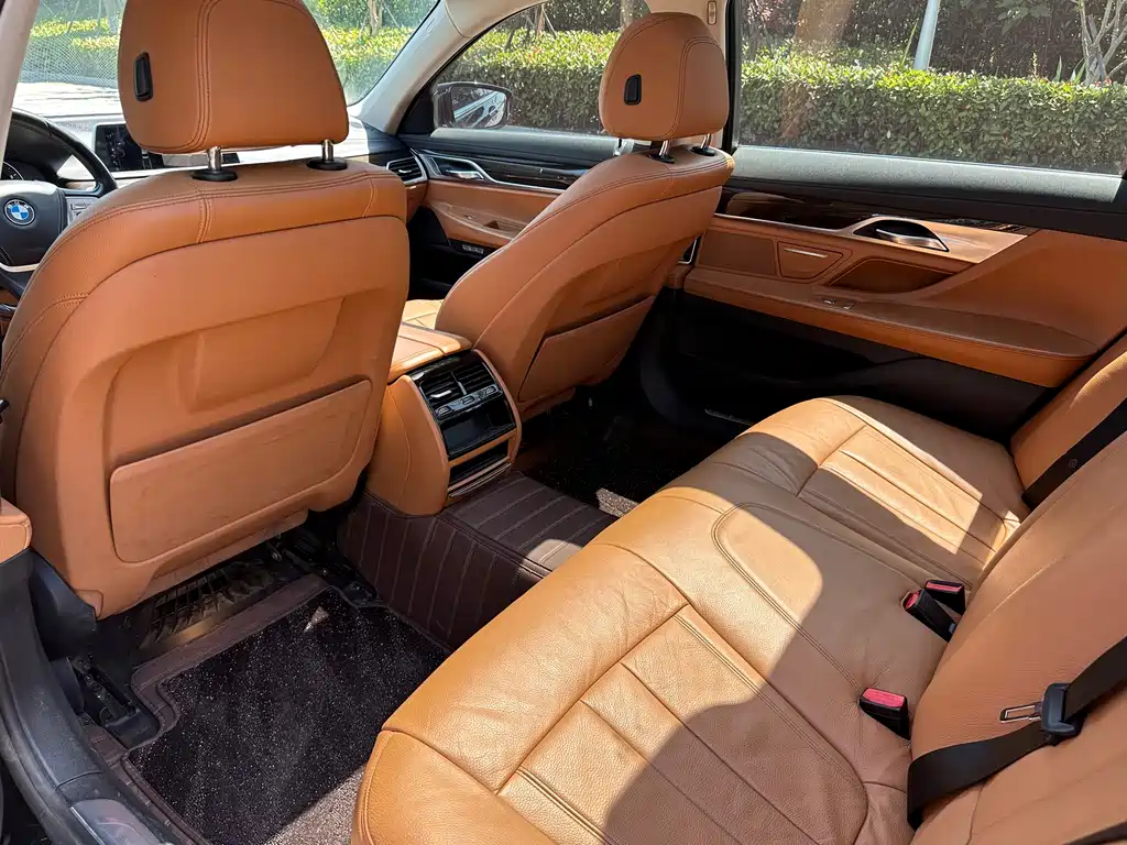 BMW 7 Series 2017 — фото 10