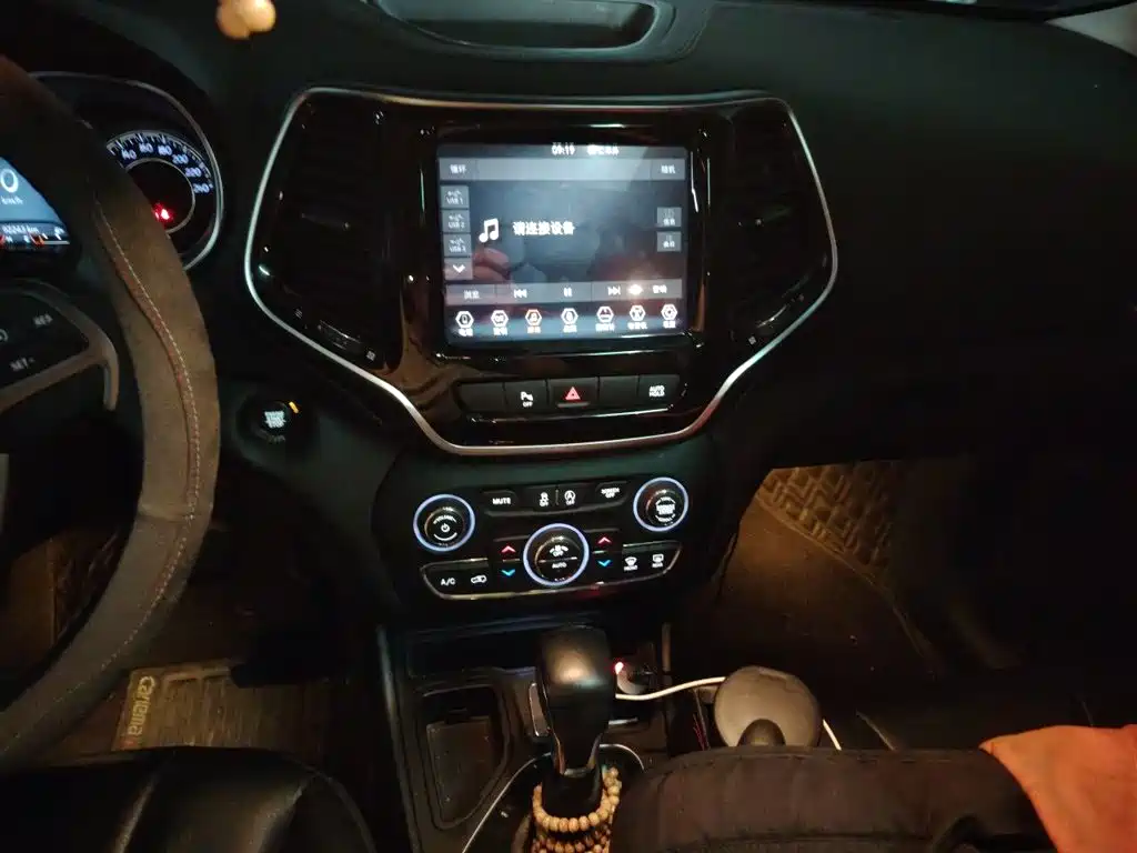 Jeep Cherokee 2019 — фото 10