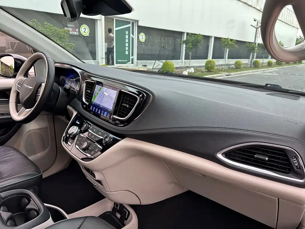 Chrysler Grand Voyager 2017 — фото 24
