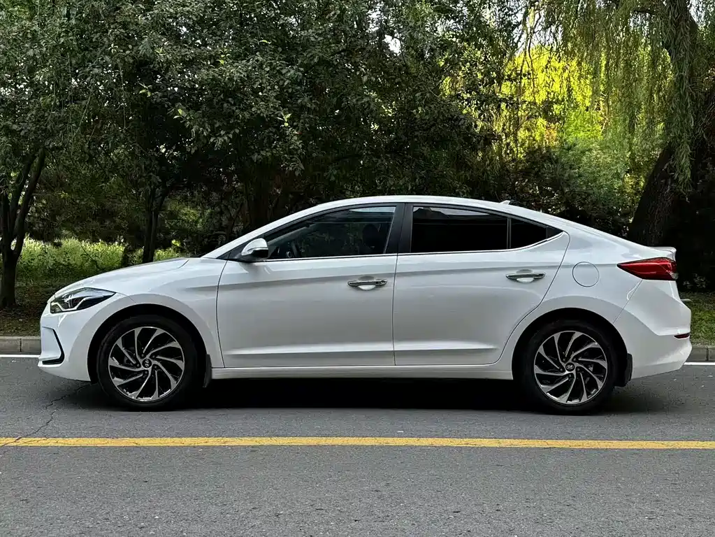 Hyundai Elantra 2020 — фото 3