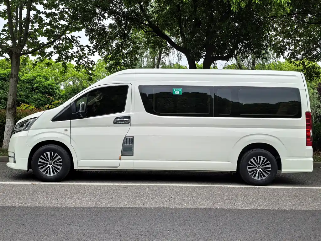 Toyota Hiace 2022 — фото 3