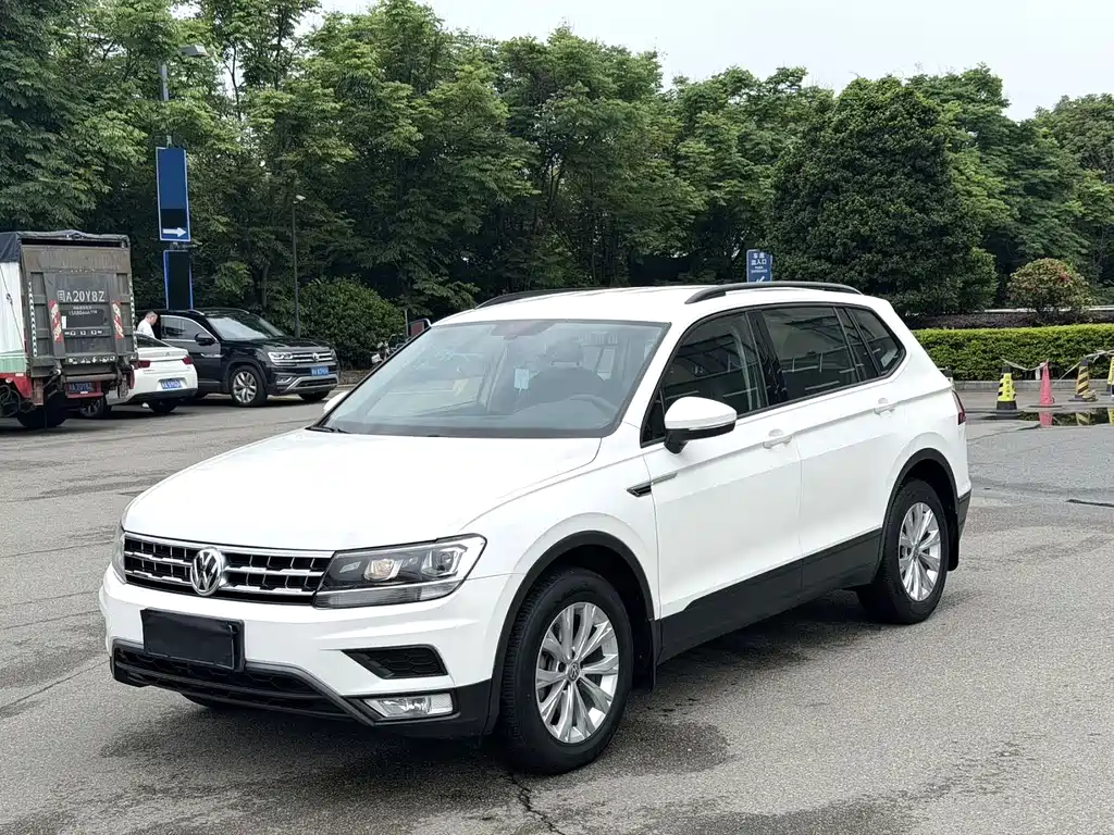 Volkswagen Tiguan L 2018 — фото 1