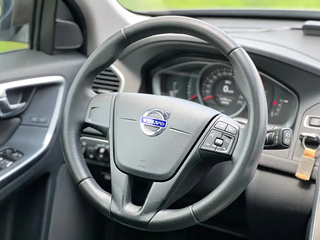 Volvo XC60 2017 — фото 11