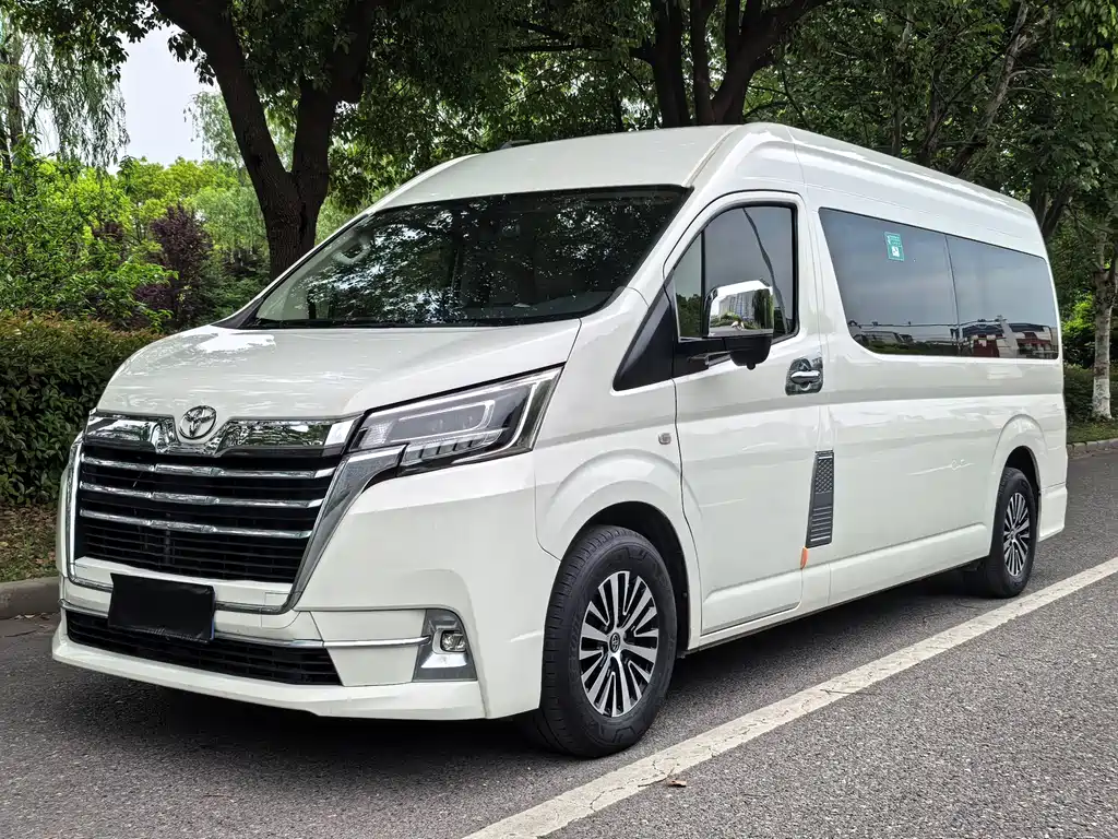 Toyota Hiace 2022 — фото 1