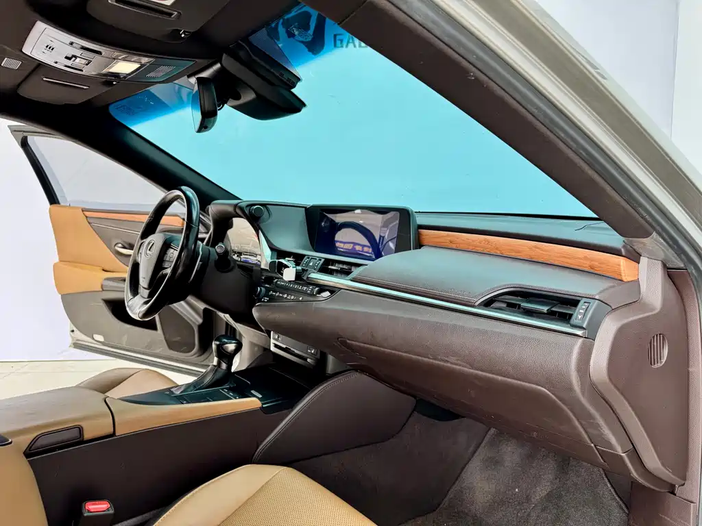 Lexus ES 2020 — фото 13
