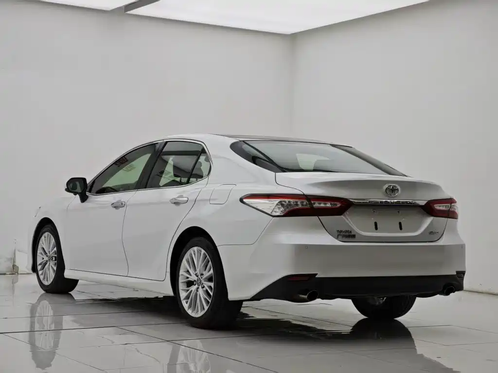 Toyota Camry 2018 — фото 8