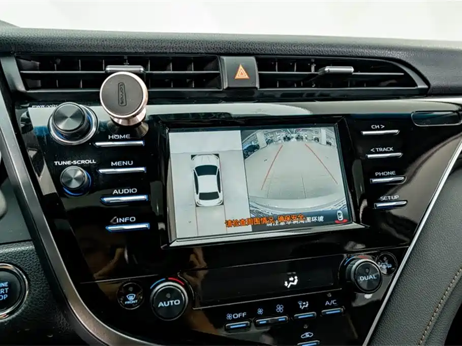 Toyota Camry 2018 — фото 9