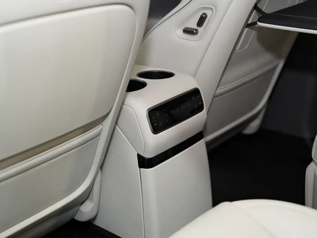 Li Auto i8 2025 — фото 23