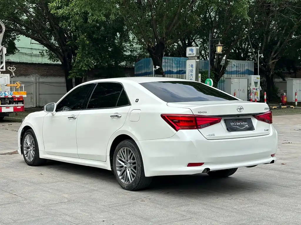 Toyota Crown 2017 — фото 17